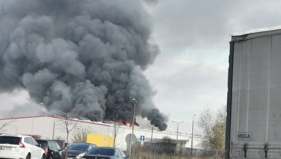 Kłęby dymu nad Warszawą. Pożar hali w dzielnicy Włochy