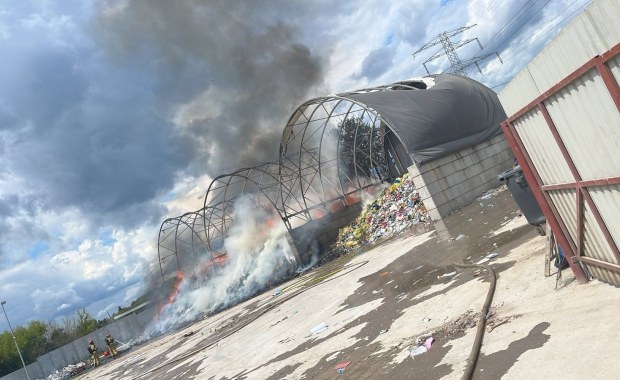 Kłęby dymu nad Warszawą. Zapaliła się hala z odpadami