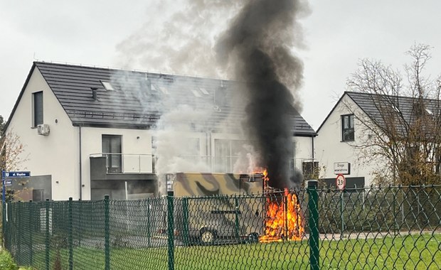 Kłęby dymu nad wrocławskim Ołtaszynem. Spalił się kamper