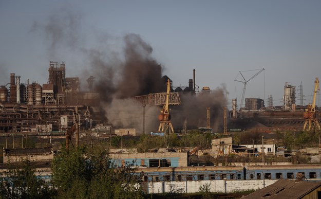 Kłęby dymu nad zakładami Azowstal w Mariupolu /ALESSANDRO GUERRA /PAP/EPA