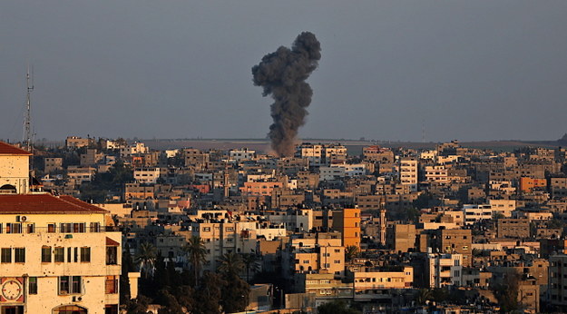 Kłęby dymu po izraelskim ataku w Strefie Gazy /PAP/EPA/MOHAMMED SABER /PAP/EPA