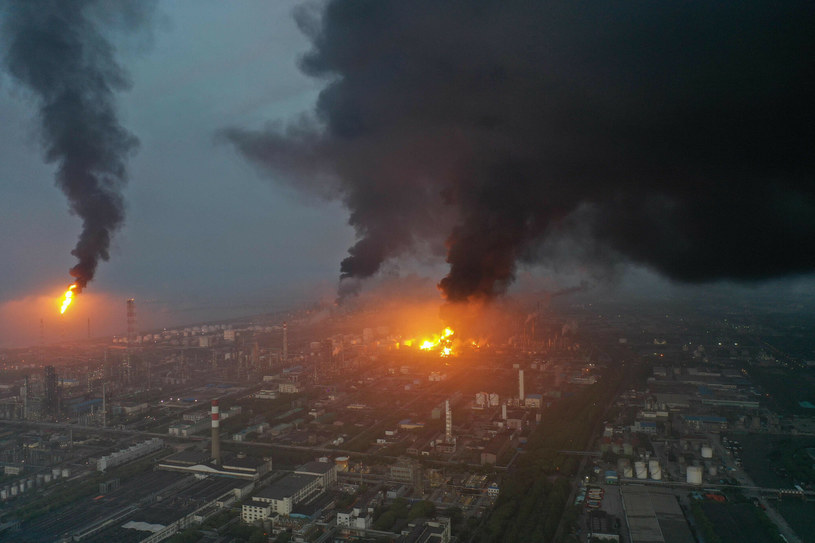 Kłęby dymu przysłoniły niebo /JASON H/AFP /East News