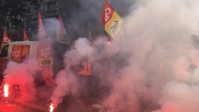 Kłęby dymu w centrum Paryża! "Macron, jesteś skończony!"