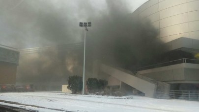 Kłęby dymu w Gdańsku. Zapaliły się auta na parkingu galerii handlowej