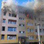 Kłęby dymu w Kościanie. Dwóch rannych po pożarze w bloku