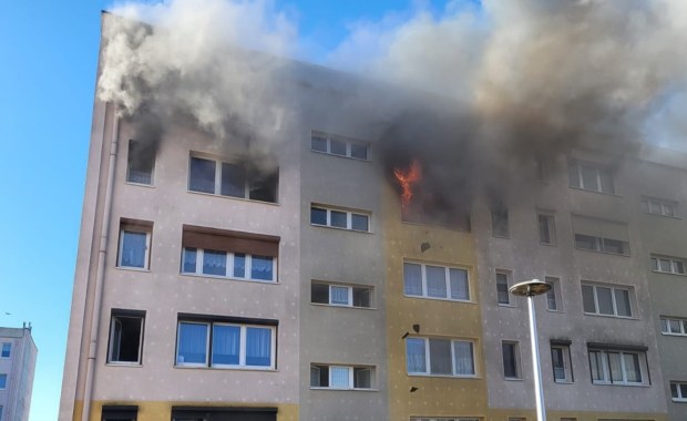 Kłęby dymu w Kościanie. Dwóch rannych po pożarze w bloku
