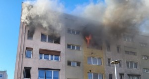 Kłęby dymu w Kościanie. Dwóch rannych po pożarze w bloku