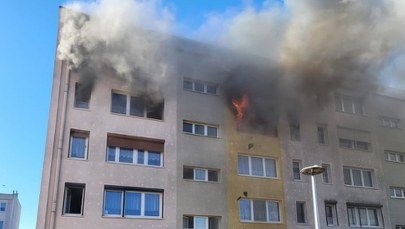 Kłęby dymu w Kościanie. Dwóch rannych po pożarze w bloku