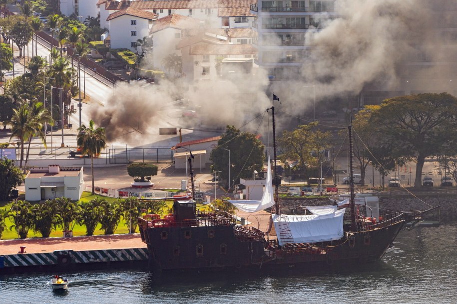 Kłęby dymu w Puerto Vallarta /Gerardo Santillan /PAP/EPA