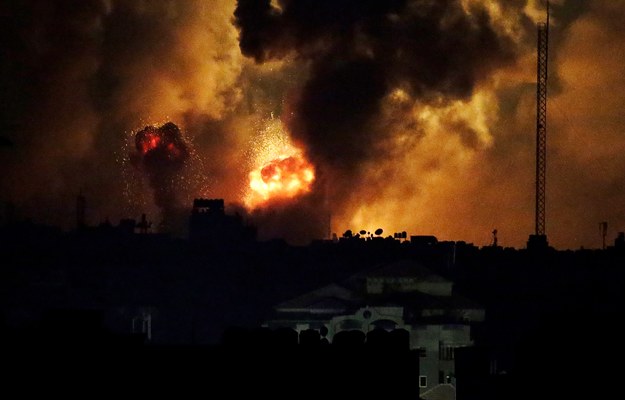 Kłęby dymu w Strefie Gazy po izraelskim ataku /MOHAMMED SABER  /PAP/EPA