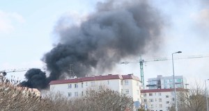 Kłęby dymu w Warszawie. Pali się nowy budynek