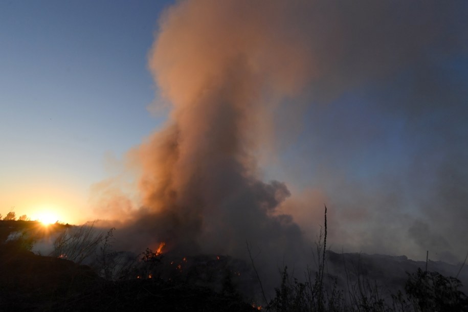 Kłęby dymu widoczne były z daleka /	Grzegorz Michałowski   /PAP