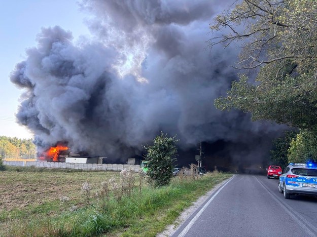 Kłęby dymu widoczne są z daleka /KPP w Wejherowie /Policja