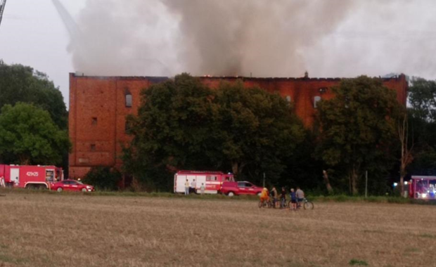 Kłęby dymu widoczne z daleka. Stary młyn w płomieniach