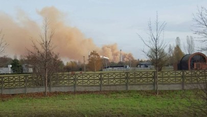 Kłęby rudego dymu nad hutą w Dąbrowie Górniczej. Doszło do niekontrolowanej emisji pyłów