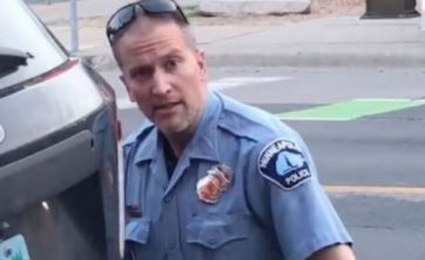 Klęcząc na szyi Floyda doprowadził do jego śmierci. Derek Chauvin wyszedł z aresztu 