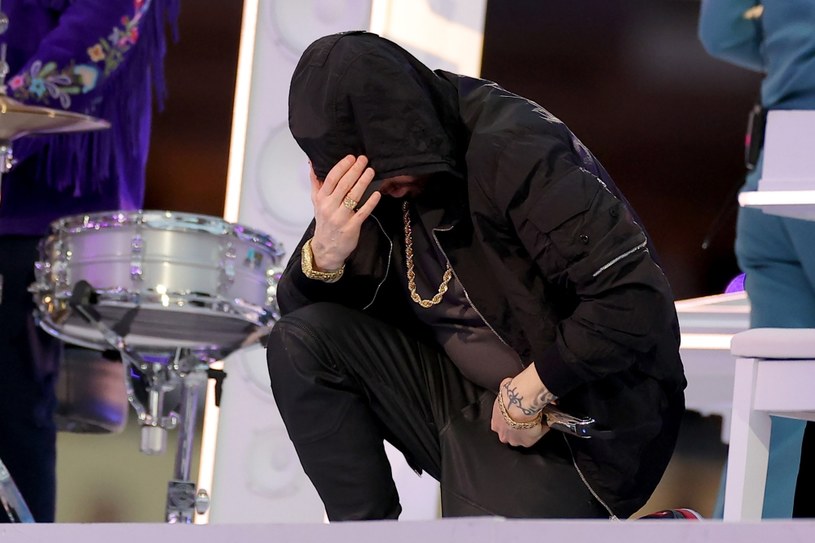 Klęczący Eminem podczas Super Bowl /Kevin C. Cox /Getty Images