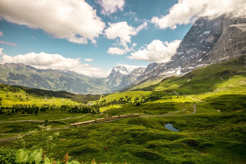 Kleine Scheidegg, przełęcz w Alpach Berneńskich, między szczytami Eiger a Lauberhorn /Switzerland Tourism - By-Line: swiss-image.ch/ Markus Aebischer /.