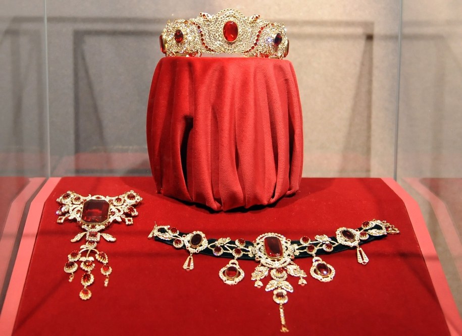 Klejnoty z rubinami należące do Sisi /Britta Pedersen  /PAP