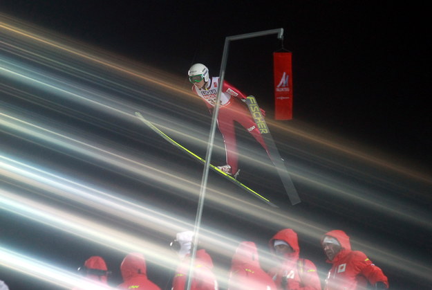 Klemens Murańka w powietrzu podczas kwalifikacji przed konkursem na skoczni HS-134 /Grzegorz Momot /PAP