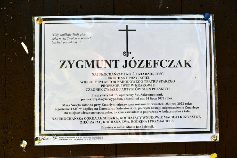 Klepsydra z informacją o pogrzebie Zygmunta Józefczaka /Artur BARBAROWSKI/East News /East News