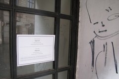 Klepsydry z żydowskimi imionami na drzwiach krakowskich kamienic