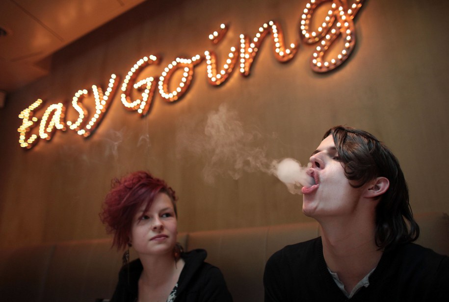 Klienci coffeshopu /OLIVER BERG /PAP/EPA