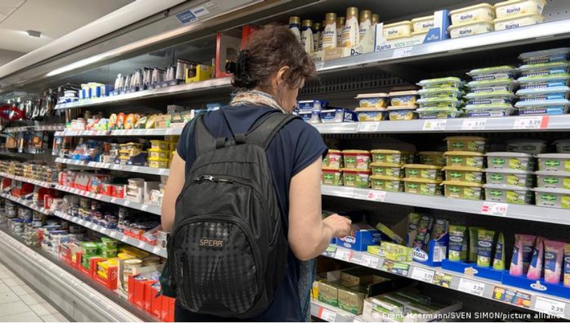 Klienci coraz częściej korzystają z promocji w sklepach spożywczych oraz częściej robią zakupy w dyskontach /Deutsche Welle
