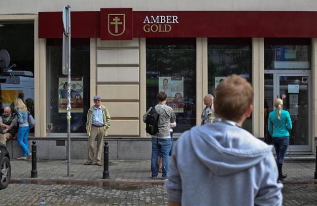 Klienci czekają przed oddziałem Amber Gold przy ul. Brackiej w Warszawie /PAP