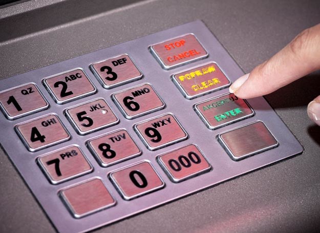 Klienci, którym zablokowano karty płatnicze, muszą złożyć wniosek o wydanie nowych /123RF/PICSEL