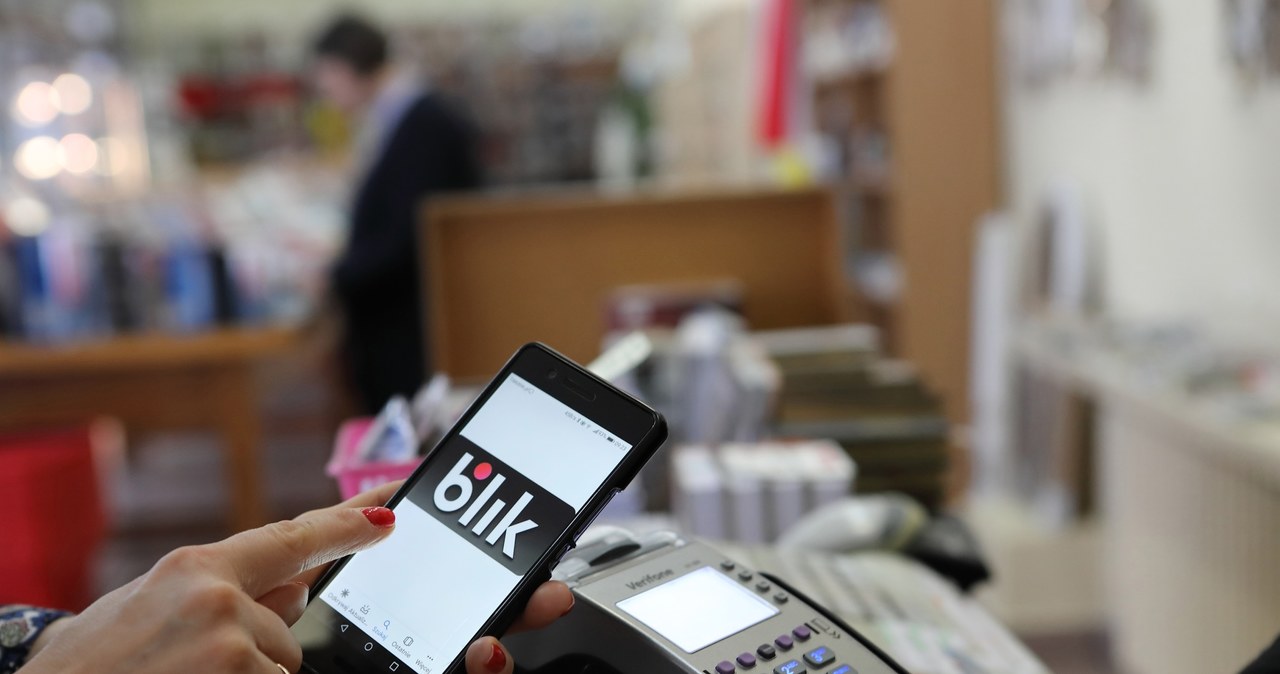 Klienci mBanku zapłacą za wypłaty z bankomatów z wykorzystaniem Blika. /Henryk Przondziono / Gość Niedzielny / Forum /Agencja FORUM