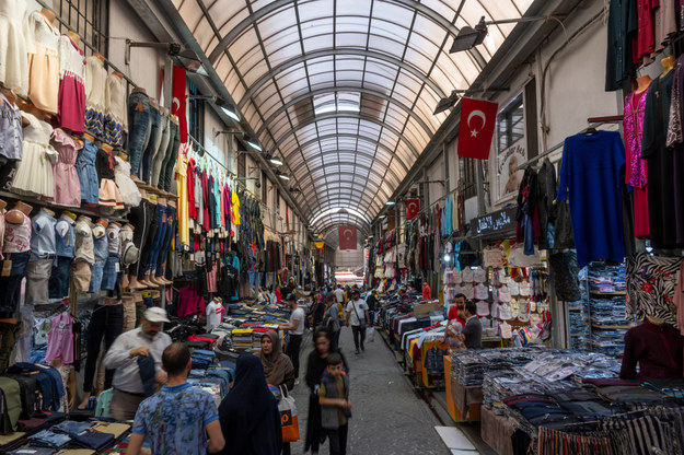 Klienci na Wielkim Bazarze w Stambule /shutterstock /Shutterstock