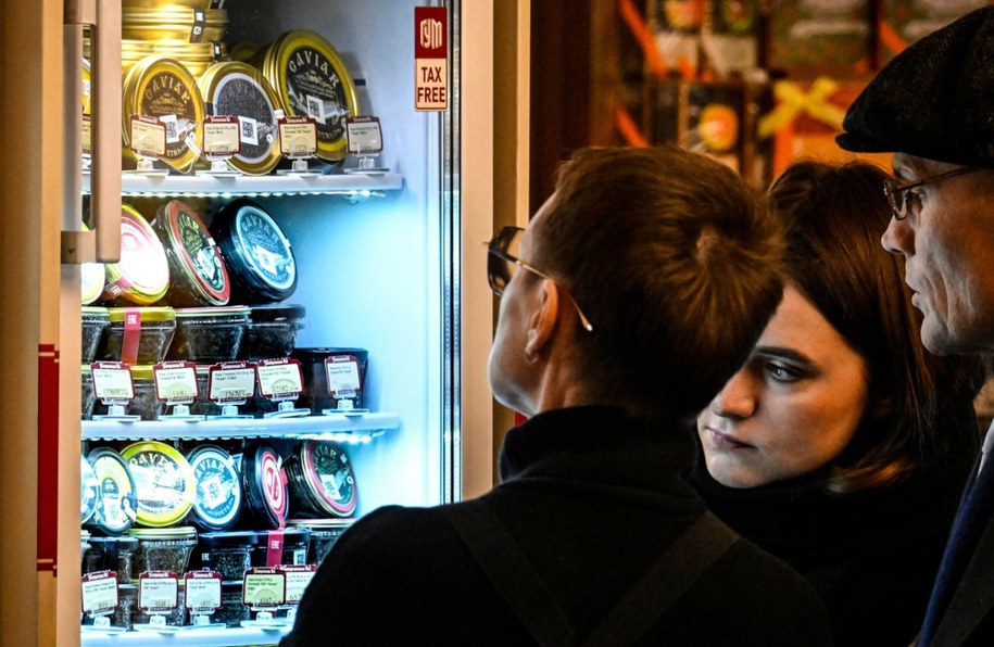 Klienci oglądają rosyjski kawior wystawiony w lodówce w domu towarowym GUM w Moskwie /ALEXANDER NEMENOV/AFP/East News /East News