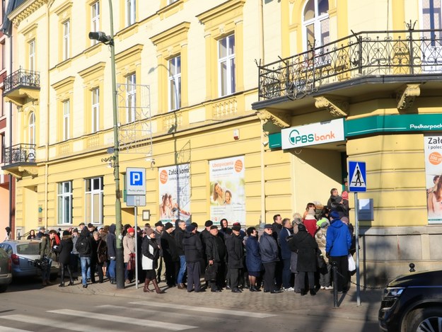 Klienci przed oddziałem banku PBS /Józef Polewka, RMF FM