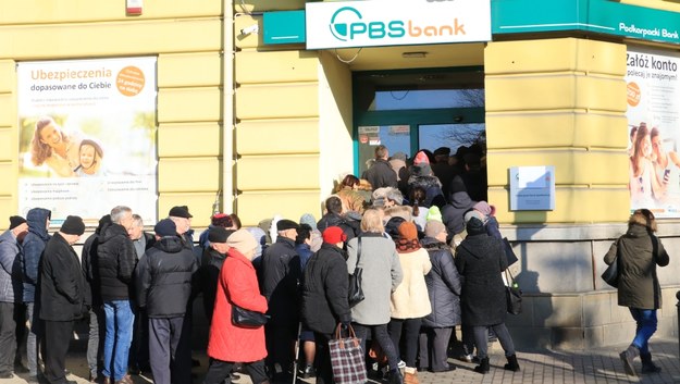 Klienci przed zamkniętą siedzibą PBS w Sanoku /Józef Polewka /RMF FM