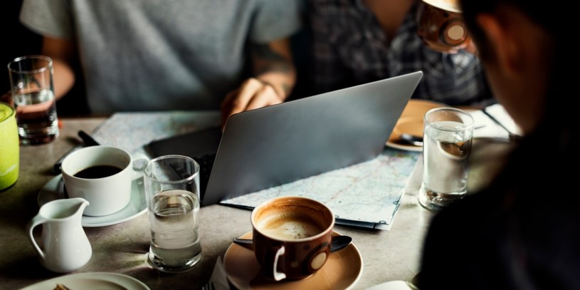 Klienci przez długie godziny przesiadujący w kawiarni z laptopami obniżają zyski właścicielom lokali /RAWPIXEL /123RF/PICSEL