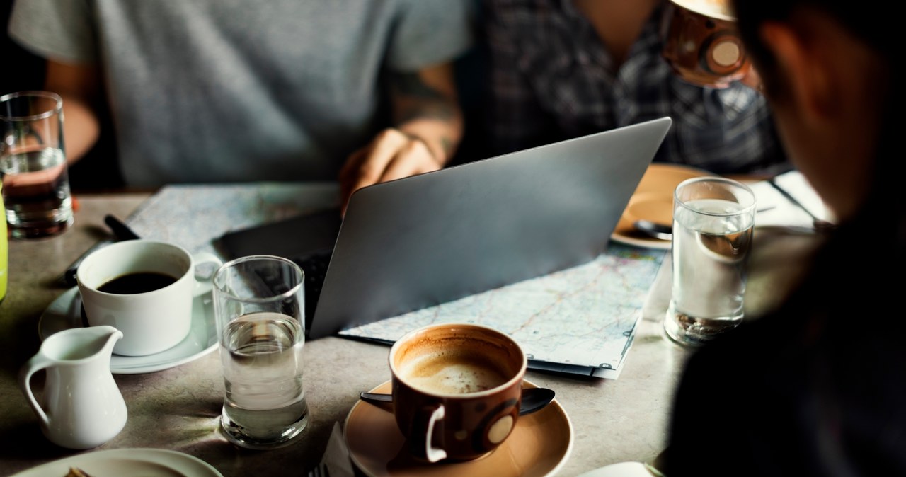 Klienci przez długie godziny przesiadujący w kawiarni z laptopami obniżają zyski właścicielom lokali /RAWPIXEL /123RF/PICSEL