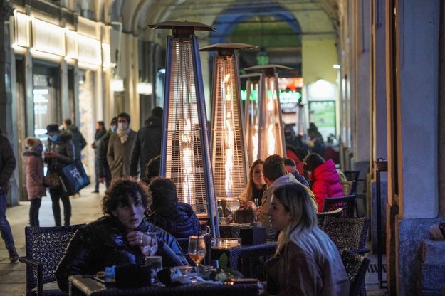 Klienci szturmowali otwarte restauracje w Turynie /Tino Romano /PAP/EPA