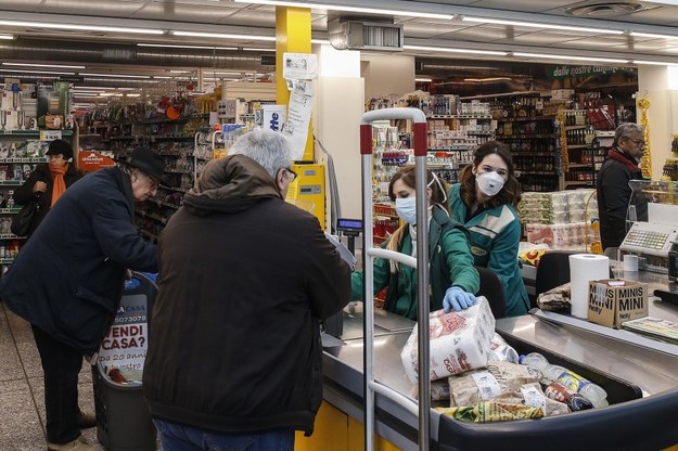 Klienci szturmujący sklepy we Włoszech /PAP/EPA