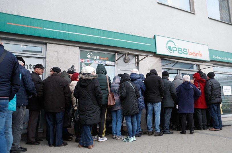 Klienci w kolejce przed bankiem /k_kapica_afk/Polska Press/ /East News