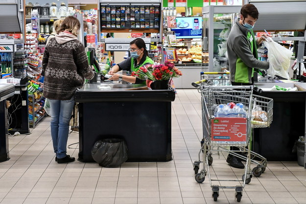 Klienci w maseczkach na zakupach w centrum handlowym w Lublinie /Wojtek Jargiło /PAP