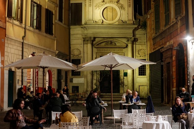 Klienci w restauracji w dzielnicy Trastevere pierwszego dnia ponownego otwarcia. region Lazio ponownie znajduje się w żółtej strefie /GIUSEPPE LAMI /PAP/EPA