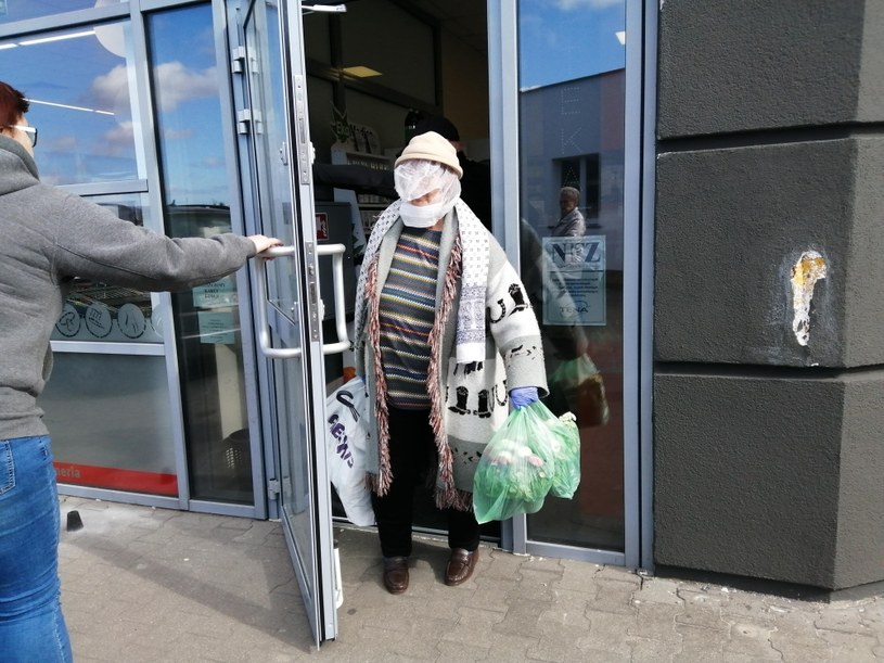 Klienci w sklepach nadal maja nosić maseczki /WALDEMAR WYLEGALSKI/POLSKA PRESS /Getty Images