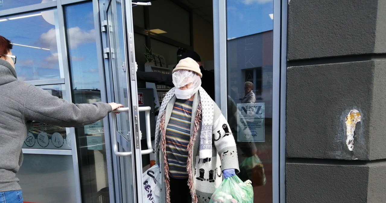 Klienci w sklepach nadal maja nosić maseczki /WALDEMAR WYLEGALSKI/POLSKA PRESS /Getty Images