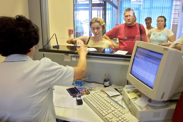 Klient banku cieszy się, gdy cały czas ma za darmo przelewy internetowe (i nie musi stać w kolejce) /AFP