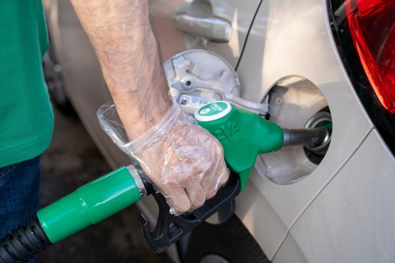 Klient stacji paliw w Lyonie we Francji tankuje benzynę E10. Paliwo to jest powszechne w krajach UE /ANTOINE BOUREAU / Hans Lucas /AFP