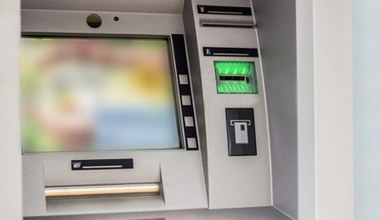 Klientka włożyła pieniądze do wpłatomatu, ale nie trafiły na konto. Bank tłumaczy, co trzeba robić