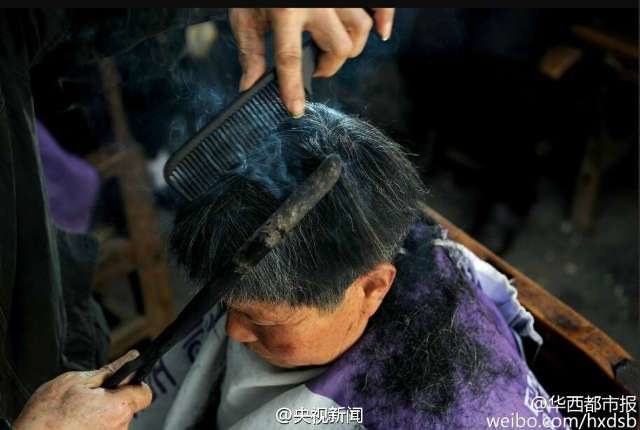 Klientom nie przeszkadza zapach palonych włosów. Doceniają fachową robotę /Weibo.com /materiały prasowe