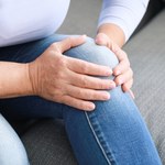 Klikanie i trzaskanie w stawie kolanowym. To nie zawsze powód do niepokoju