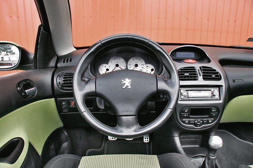 Klimatyzacja automatyczna, skórzana kierownica i białe zegary to atrybuty wersji sportowych i limitowanych. /Motor